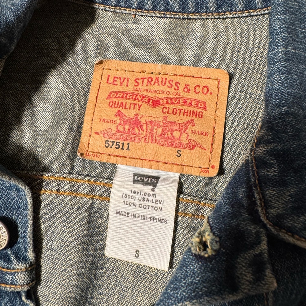 Levi's Women’s Jean Jacket Trucker Style with Shorter Silhouette and 3/4 Sleeve - Picture 2 of 15